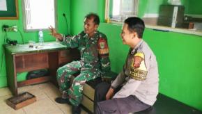 Bukti Adanya Sinergitas TNI - Polri, Bhabinkamtibmas Polri Bersama Babinsa TNI Ngobrol Bareng