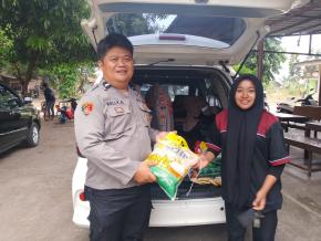 Unit Lantas Polsek Cikampek Gatur Sore Didepan Plaza Cikampek Cegah Kemacetan