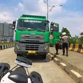 Potret Satlantas Polres Karawang Upayakan Kamseltibcarlantas di Jalan Raya