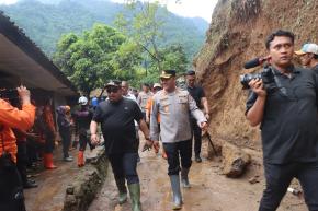 Kapolres Subang Tinjau Lokasi Bencana Alam di Desa Mayang, Cisalak