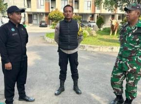 Sinergitas TNI-Polri saat Lakukan Patroli di Perum Grahayana, Ajak Security Jaga Kamtibmas