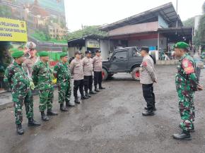 Upaya Tingkatkan Giat Pelaksanaan Ops Lilin Kapolsek Banyusari PAM Natura 2025 Pos PAM Rest Area KM 62 Tol Jakarta - Cikampek Karawang