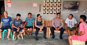 Bhabinkamtibmas Polsek Rengasdengklok Laksanakan Giat Jum’at Curhat bersama Karyawan Produsen Kerupuk Udang