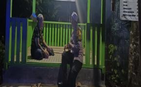 Bhabinkamtibmas Polsek Tegalwaru Sapa di Poskamling Desa Cigunungsari Ajak Jaga Kamtibmas