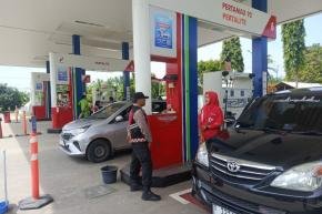 Agar selalu tertib dalam antri pengisian BBM, Personil Polsek Tempuran Tadi siang Himbau karyawan dan konsumen SPBU