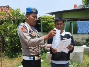 Tidak Bosan Anggota Polsek Batujaya Sambangi Masyarakat guna mensosialisasikan QR Code Div Propam Polri