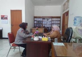 Sambangi Staf Kecamatan, Kanit Binmas Polsek Purwasari Ajak Masyarakat Gotong Royong Jaga Kamtibmas