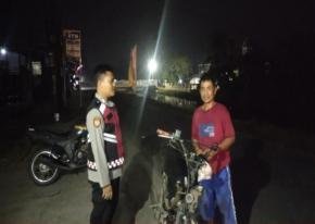 Upaya Anggota Prekat Polsek Banyusari Giat Patroli Jalan Raya Antisipasi Kejahatan di Wilayah Binaan