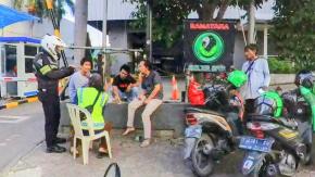 Gaungkan Kamseltibcarlantas, Polantas Serukan Keselamatan Berkendara Kepada Driver Ojol di Karawang