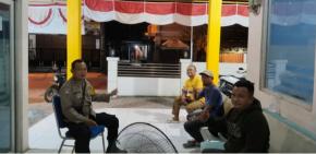 Sambangi Petugas Ronda, Patroli Polsek Rengasdengklok Laksanakan Ngawangkong