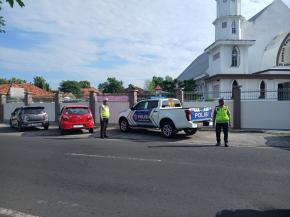 Pastikan Ibadah Natal Berjalan Lancar, Satgas Kamseltibcar Lantas Ops Lilin Berikan Pelayanan Pengamanan Arus Lalu Lintas di Depan Gereja