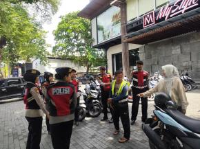 Patroli Humanis Samapta Polda NTB Jaga Keamanan Kawasan Pertokoan dan Pasar di Mataram