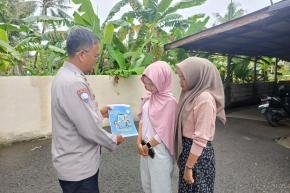 Anggota Polsek Tempuran Res Karawang Rutin laksanakan sosialisasi qr Barcode yanduan divpropam polri.