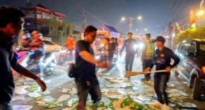 Peduli Keselamatan Pengguna Jalan, Piket Pawas Iptu Yoyo Waluyo Bersama Personel Bersihkan Kardus Berserakan di Jalan Raya Kopel