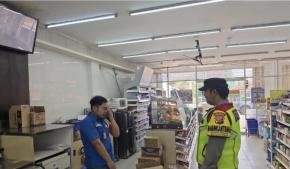Personil Polsek Tegalwaru Giat Patroli Siang Monitoring Minimarket di Loji Imbau Humanis Warga Waspada Kejahatan