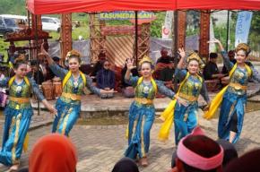 Sumedang Terus Hidupkan Budaya Kasumedangan, Atraksi Seni Budaya Sunda Berhasil Menarik Perhatian Masyarakat Datang ke Geoteater Rancakalong