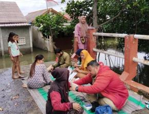 Menembus Banjir, Layanan Kesehatan Keliling Hadir untuk Warga Muaragembong
