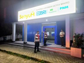 Anggota Polsek Batujaya Sambangi Scurity Bank BRI Unit Batujaya di Malam Hari