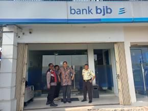 Upaya Anggota Polsek Batujaya Sambangi Scurity Bank BJB Unit Batujaya