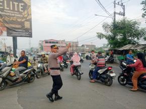 Kapolsek Rengasdengklok Bersama Anggota Giat Gatur Lalin Pagi, Antisipasi Kemacetan
