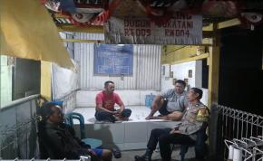 Bhabinkamtibmas Laksanakan Giat Ngawangkong, Jaga Kamtibmas Lingkungan Bersama Warga