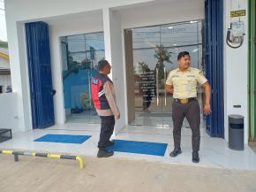 Upaya Aiptu Yulian Anggota Polsek Batujaya Sambangi Scurity Bank Mandiri Unit Batujaya untuk menyampaikan Pesan-pesan Kamtibmas