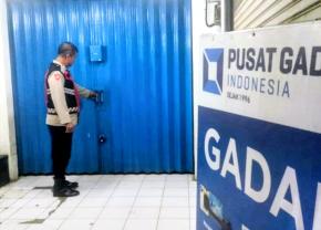 Kunci Ruko Pusat Gadai Loji Diperiksa Personil Polsek Tegalwaru Pada Patroli Malam Pastikan Aman