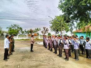 Bhabinkamtibmas Polsek Rengasdengklok bersama Babinsa Berikan Pelatihan PBB Linmas Se- Kecamatan Jayakerta