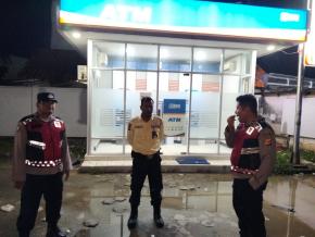 Anggota Polsek Batujaya Sambangi Scurity Bank BRI Unit Batujaya dimalam hari