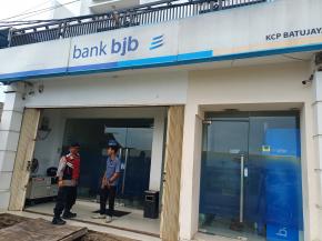 Anggota Polsek Batujaya Ciptakan Keamanan Bank BJB Unit Batujaya