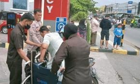 Wujud Empati Bhabinkamtibmas Polsek Klari Kepada Warganya Yang Sakit, Bantu Angkat Pasien ke Kursi Roda
?