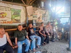 Kapolsek Klari Polres Karawang Gelar Giat Jumat Curhat di Pangkalan Ojeg Desa Gintungkerta