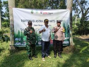 Bhabinkamtibmas Polsek Klari Hadiri Kegiatan Penanaman Pohon di Desa Karanganyar dalam Rangka Hari Lingkungan Hidup