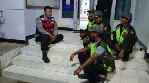 Jaga Keamanan Lingkungan, Bhabinkamtibmas Polsek Telagasari Ajak Warga Lakukan Ronda