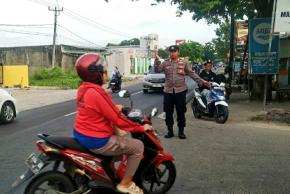 Pastikan Arus Lalin Lancar Pada Pagi Hari, Personil Polsek Rengasdengklok Laksanakan Gatur Lalin