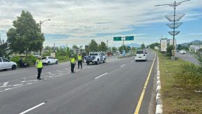 Satgas Kamseltibcar Lantas Ops Lilin Rinjani 2025 Amankan Arus Lalu Lintas di Depan Gereja, Ibadah Natal Berjalan Lancar