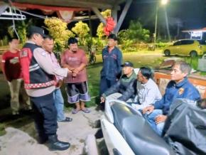 Upaya Aipda Ade Suryana Anggota Polsek Batujaya melaksanakan Giat Ngawangkong pada malam hari bersama Masyarakat