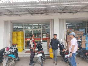 Anggota Polsek Batujaya melaksanakan Giat Cipta Kondisi KRYD di Minimarket Desa Segaran