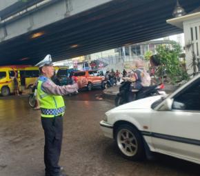 Humanis di Tengah Arus Lalu Lintas, Aiptu Tarjono Hadir Cegah Kemacetan di Cikampek