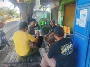 Bripka Sigit Anggota Polsek Batujaya Himbau Masyarakat Desa Segarjaya untuk menjaga Kamtibmas