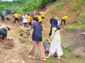 Ditpolairud Polda NTB Gotong Royong Perbaiki Jalan Bersama Masyarakat Sekotong