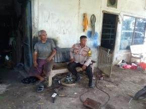 Bhabinkamtibmas Polsek Klari Patroli Sambang Humanis ke Warga Dusun Cirejag