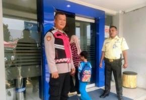 Personil Polsek Tegalwaru Giat Patroli Siang Sambang Bank BRi Loji Imbau Satpam Awas