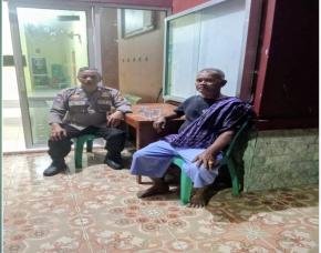 Personil Polsek Tegalwaru Patroli Makan Sapa Petugas Jaga Kantor Desa Cipurwasari Waspada Kamtibmas