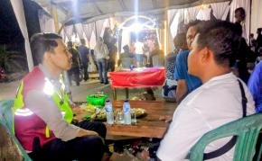 Anggota Polsek Tirtajaya Ciptakan Keamanan di Acara Hiburan/Hajatan di Desa Srikamulyan