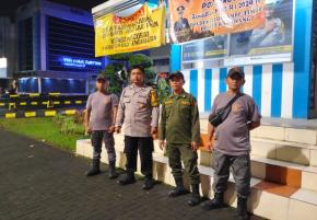 Polres Karawang, Polisi dan Relawan Jaga Kamtibmas di Pos Singgah Galuh Mas