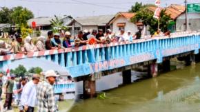 Antusias Warga Berbondong-bondong Mancing Gratis,  HUT Karawang Ke 392, Pemkab Tebar 1,2 Ton Ikan Lele di Irigasi Telagasari
