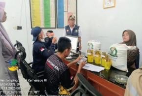 Sebanyak 415 KPM Desa Manggungjaya Kecamatan Cilamayw Kulon  Kabupaten Karawang Terima Bantuan Beras dan Minyak, Pemdes Pastikan Tepat Sasaran