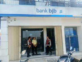 Anggota Polsek Batujaya Ciptakan Keamanan Bank BJB Unit Batujaya