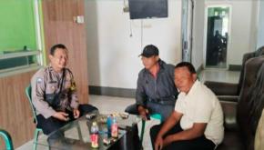Sambangi Warga Desa Binaan, Bhabinkamtibmas Polsek Rengasdengklok Ajak Masyarakat Menjaga Kondusifitas